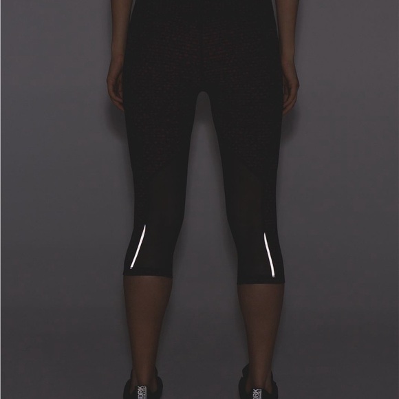 EUC - Lululemon Outrun 17” Crop Shatter Weave - Dust Coral Plum/Black - size 6 - Picture 4 of 10